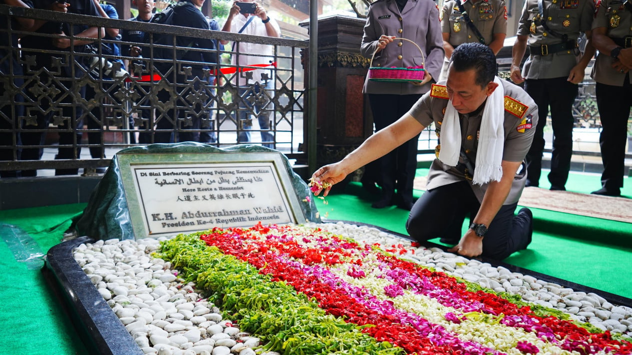 Kapolri Jenderal Listyo Sigit Ziarah ke Makam Gus Dur Jelang HUT Bhayangkara ke-80