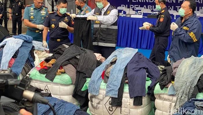 Bea Cukai Sita 43 Kontainer Pakaian Bekas Impor Ilegal Senilai Rp 37,5 M