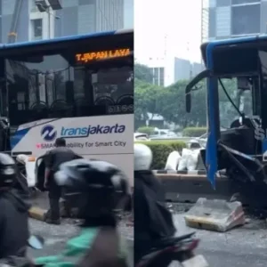 Bus Transjakarta Tabrak Pembatas Beton di Cikoko, Tidak Ada Penumpang Terlibat