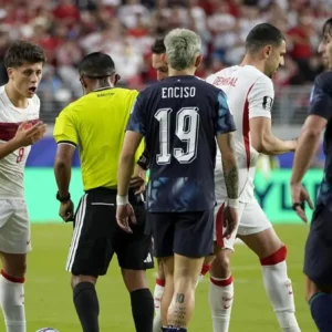 Insiden Pemain Paraguay Ambil Jam Tangan Wasit di Laga Turki vs Paraguay