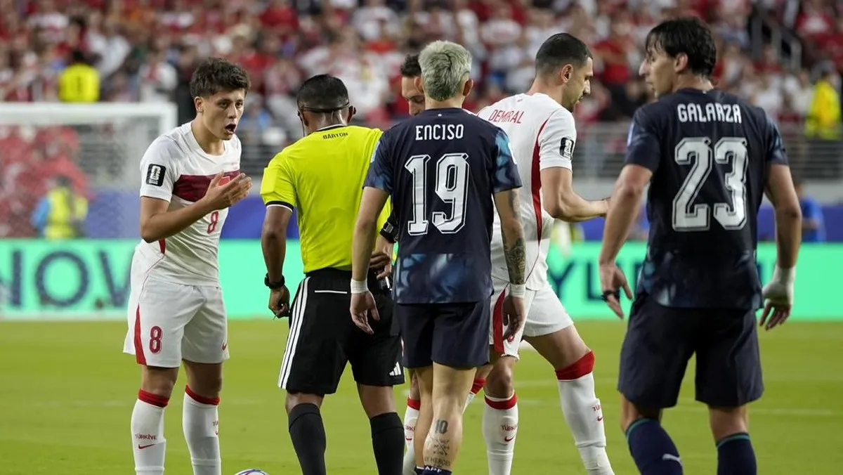 Insiden Pemain Paraguay Ambil Jam Tangan Wasit di Laga Turki vs Paraguay