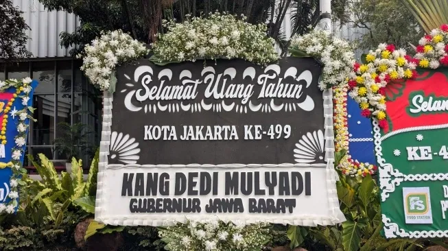 Karangan Bunga Hitam Putih Dedi Mulyadi Soroti Ulang Tahun Jakarta ke-499