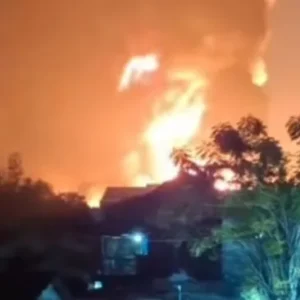 Kebakaran Hebat Melanda Pabrik Sandal di Tanah Tinggi Tangerang pada Malam Hari