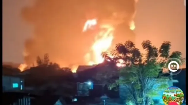 Kebakaran Hebat Melanda Pabrik Sandal di Tanah Tinggi Tangerang pada Malam Hari