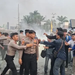 Kericuhan Aksi Unjuk Rasa Mahasiswa di Depan Gedung DPR Saat Pembakaran Simbol Kekecewaan