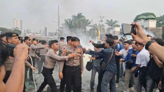 Kericuhan Aksi Unjuk Rasa Mahasiswa di Depan Gedung DPR Saat Pembakaran Simbol Kekecewaan