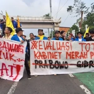 Mahasiswa Aksi di DPR Tuntut Evaluasi Kinerja Kabinet Merah Putih