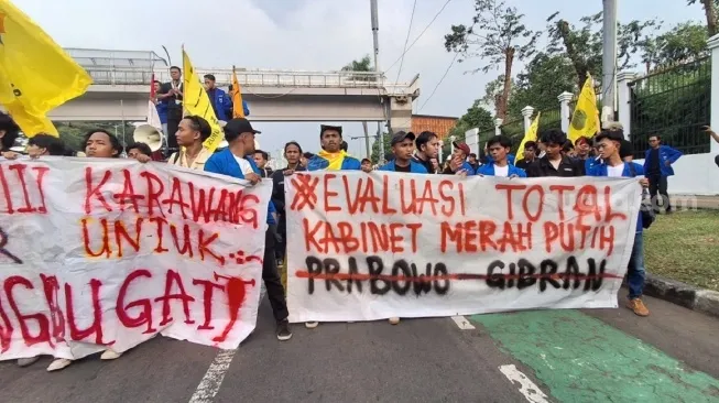 Mahasiswa Aksi di DPR Tuntut Evaluasi Kinerja Kabinet Merah Putih