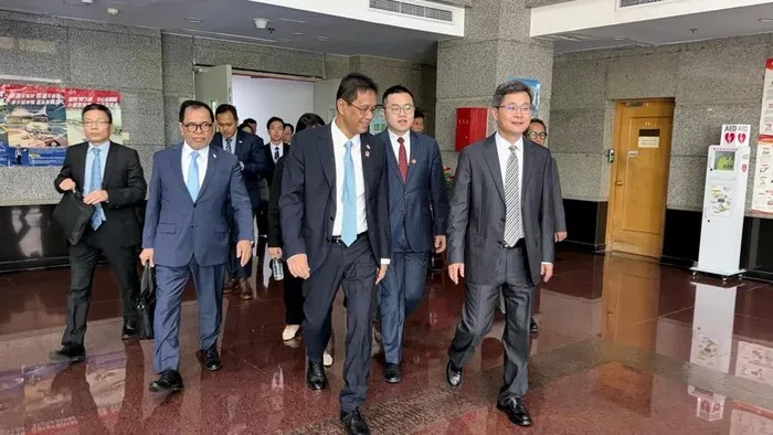 Menkeu Purbaya Amankan Komitmen Pendanaan US$ 17 Miliar dari AIIB di China