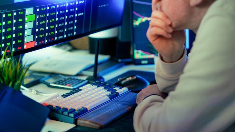 IHSG Tertekan oleh Sentimen Global, Investor Hati-hati Menanti Data Ekonomi