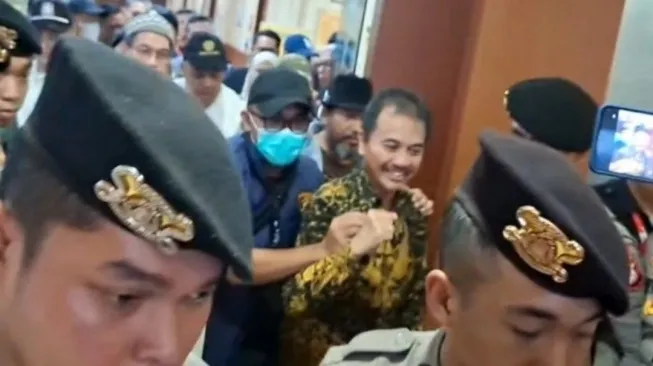 Roy Suryo dan Dokter Tifa Tinggalkan RS Polri Menuju Polda Metro Jaya