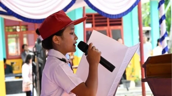 Siswi SD di Nias Utara Mengirim Surat untuk Prabowo Berkat Program MBG