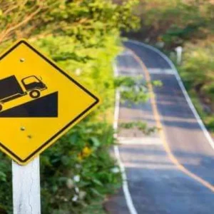 Tips Aman Lewati Tanjakan dan Turunan Saat Road Trip dengan Mobil Pribadi