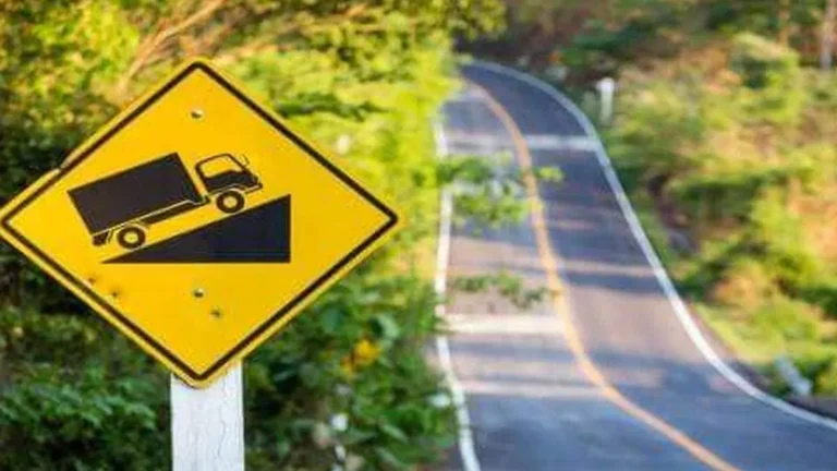 Tips Aman Lewati Tanjakan dan Turunan Saat Road Trip dengan Mobil Pribadi
