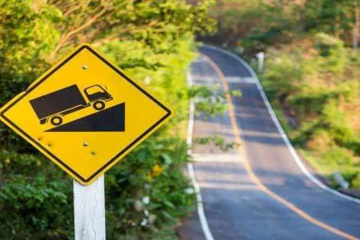 Tips Aman Lewati Tanjakan dan Turunan Saat Road Trip dengan Mobil Pribadi